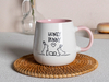 Lebhafte Oster-Kaffeetasse mit buntem Henkel