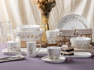 Florales Tafelservice für stilvolles Essen