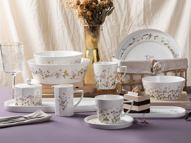 Florales Tafelservice für stilvolles Essen