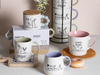 Lebhafte Oster-Kaffeetasse mit buntem Henkel