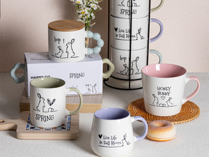 Lebhafte Oster-Kaffeetasse mit buntem Henkel