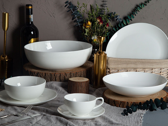 Neues einfarbiges Tafelservice aus Bone China