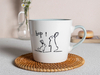 Lebhafte Oster-Kaffeetasse mit buntem Henkel